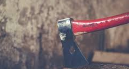 زوج يهشم رأس زوجته بفأس